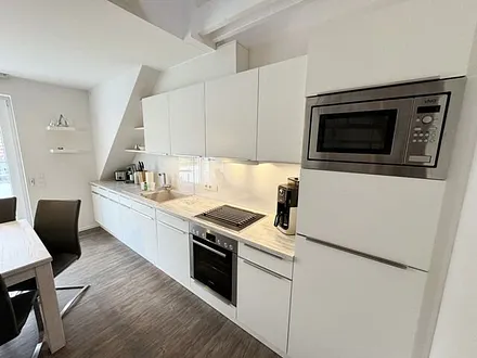 Einbauküche mit Markengeräten wie Geschirrspüler, Induktionsfeld mit Backofen, Kühlschrank mit Gefrierfach, Mikrowelle, Kaffeemaschine, Toaster, Wassserkocher sowie kleine Küchenhelfer