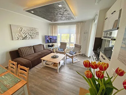 kombinierter Wohn- und Essbereich mit gemütlicher Couch