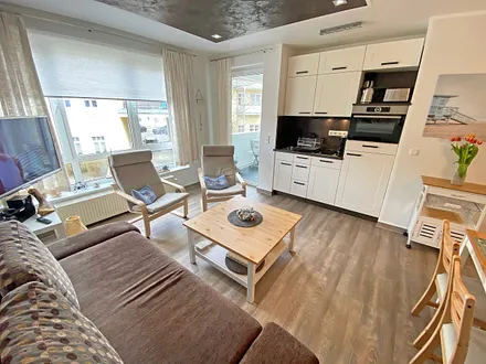 kombinierter Wohn- und Essbereich mit TV