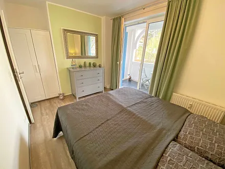 Schlafzimmer mit Kleiderschrank