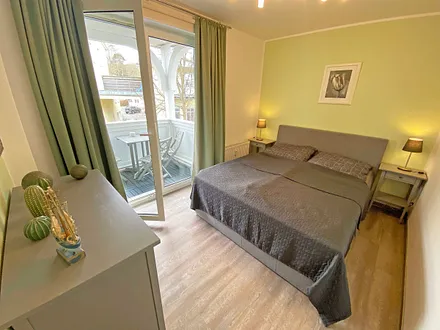 Schlafzimmer mit Kommode