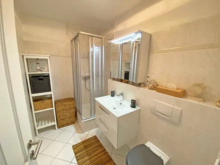 Badezimmer mit Waschbecken und WC