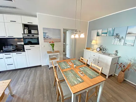 kombinierter Wohn- und Essbereich mit Esstisch für alle Mahlzeiten