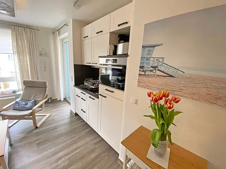 kombinierter Wohn- und Kochbereich mit TV