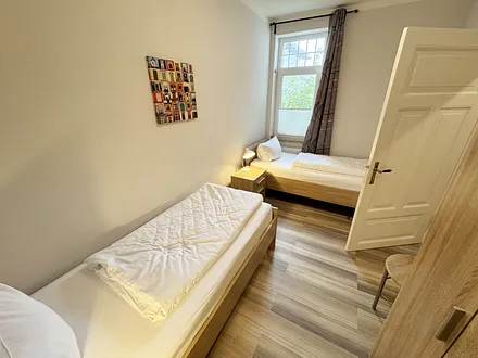 Schlafzimmer mit 2 bequemem Einzelbetten