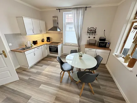 kombinierter Koch- und Essbereich mit Stühlen