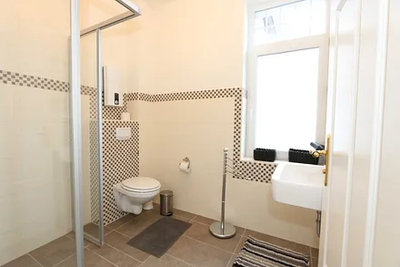 Badezimmer mit Dusche