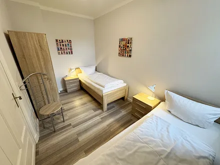 Schlafzimmer mit 2 bequemem Einzelbetten und Kleiderschrank