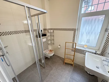 modernes Badezimmer mit Dusche ,WC und Waschbecken