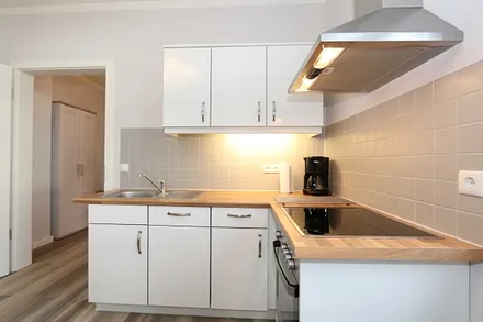 moderne Küchenzeile mit Ceranfeld