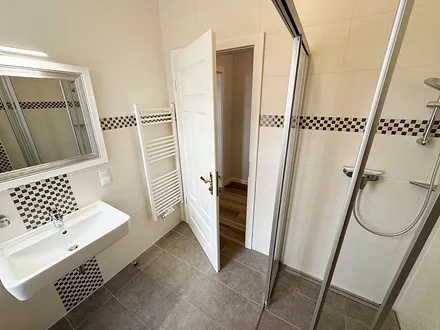 modernes Badezimmer mit Waschbecken