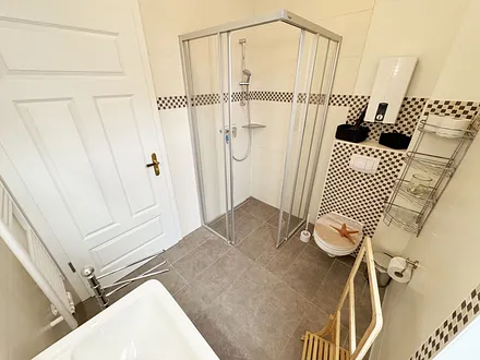 modernes Badezimmer mit Dusche und WC