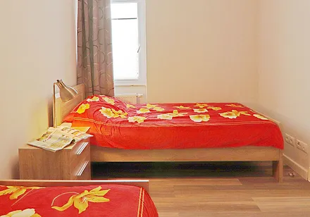 Schlafzimmer mit getrennten Betten