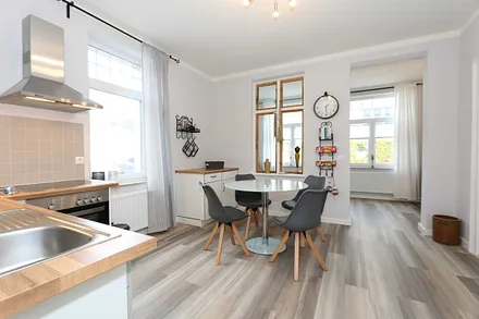 Essbereich mit angrenzender Küchenzeile