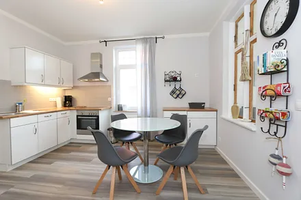 Küchenzeile und Esstisch für gemeinsames Kochen und Essen