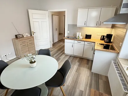 Küchenzeile mit diversen Küchenutensilien