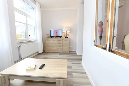 Wohnraum mit TV und Couch