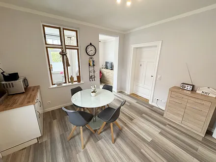 Essbereich mit Stühlen