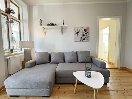 gemütlicher Wohnbereich mit Couch und Tisch