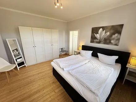 1. Schlafzimmer mit Boxspringbett und Kleiderschrank