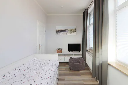 2. Schlafzimmer mit Kojen Bett und TV