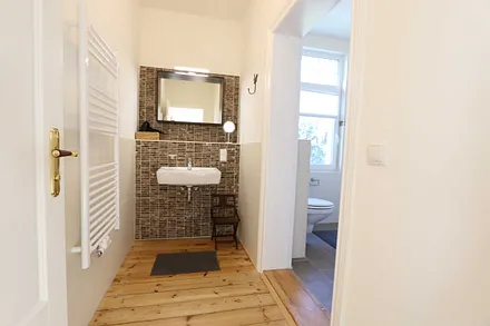 Badezimmer mit Waschbecken