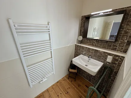 Badezimmer mit Waschbecken