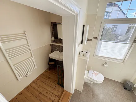 Badezimmer mit WC und Waschbecken