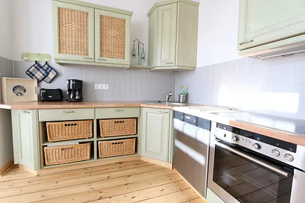 Küchenzeile mit Geschirrspüler