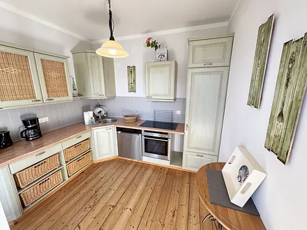 Küchenzeile mit diversen Küchenutensilien