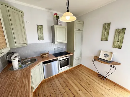 Küchenzeile mit diversen Küchenutensilien