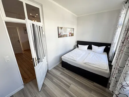 Schlafzimmer mit Boxspringbett