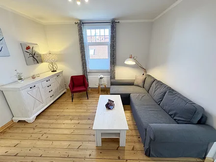 gemütlicher Wohnbereich mit Couch und Lesesessel