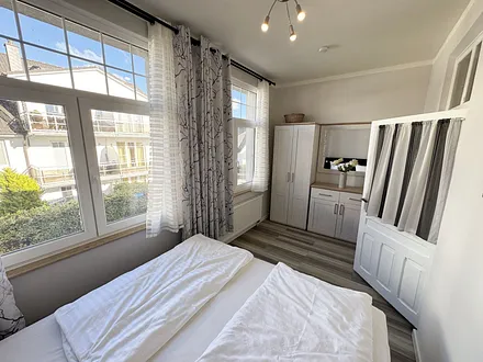 Schlafzimmer mit Boxspringbett und Kleiderschrank