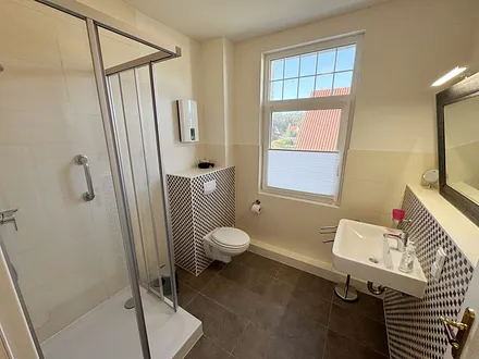 Badezimmer mit Dusche und WC