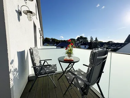 angrenzender bestuhlter Balkon mit Ausblick