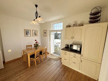 Küchenzeile mit Essbereich