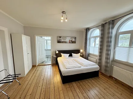 Schlafzimmer mit Doppelbett