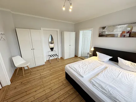 Schlafzimmer mit Doppelbett und Kleiderschrank