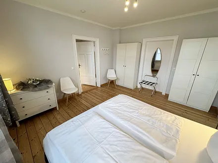 Schlafzimmer mit Doppelbett und Kleiderschrank