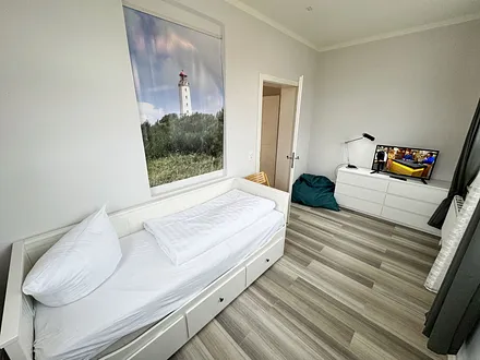 Schlafzimmer mit Kojenbett und Flachbild-TV