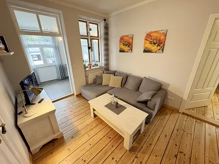 Wohnzimmer mit gemütlicher Couch und Sideboard