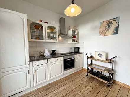 moderne Küche mit viel Zubehör