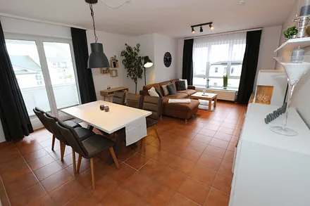 Wohnzimmer mit Esstisch