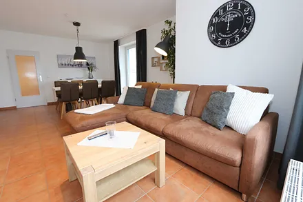 Wohnzimmer mit Couch und TV