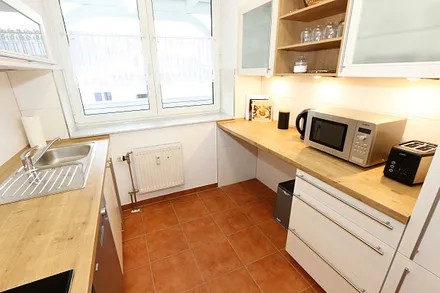 moderne Küchenzeile mit vielen Geräten