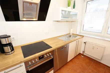 moderne Küchenzeile mit Backofen