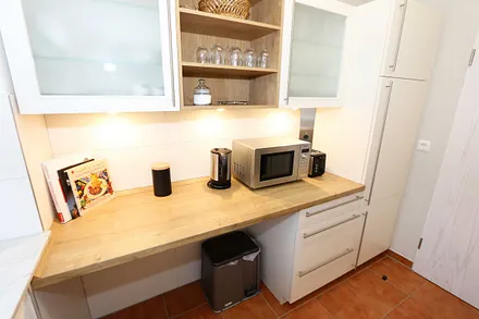 moderne Küchenzeile mit Mikrowelle