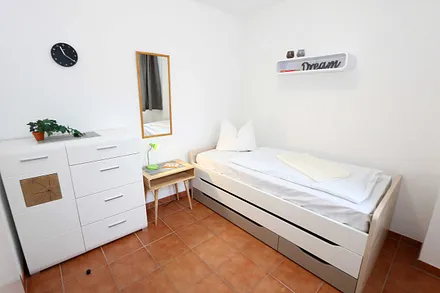 1. Schlafzimmer mit Kommode