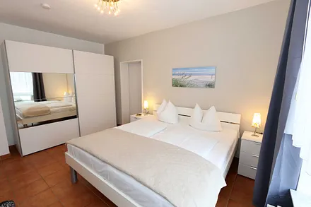 2. Schlafzimmer mit Doppelbett und Kleiderschrank